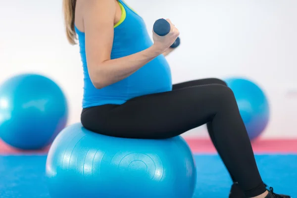 Gravid kvinne som trener med ringeklokke – stockfoto