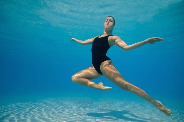 Nageur synchronisé effectuant sous l'eau — Photo