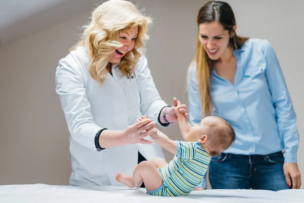 Pediatra examinando bebê bonito — Fotografia de Stock