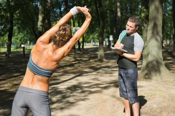 Jovem em treinamento esportivo com treinador — Fotografia de Stock