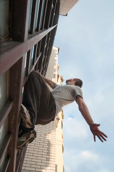 Uomo free climbing in ambiente urbano — Foto Stock