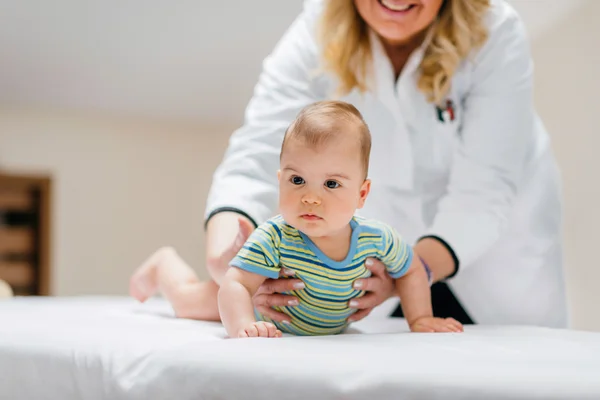 Kinderarzt untersucht niedliches Baby — Stockfoto