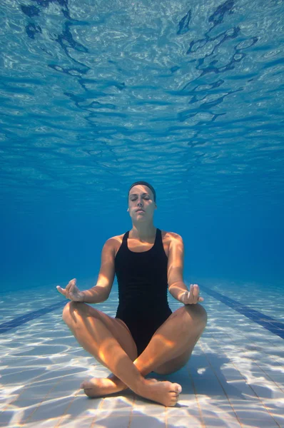 Frau macht Yoga im Schwimmbad. — Stockfoto