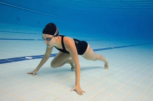 游泳池里的水下短跑运动员 — 图库照片
