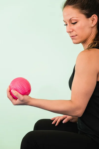 Mulher fazendo Biceps exercício — Fotografia de Stock