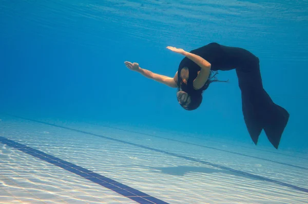 Sirena nadando en la piscina — Foto de Stock