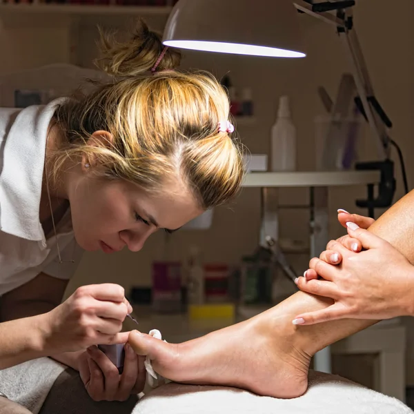 Polijsten van de teennagels in nagel salon — Stockfoto