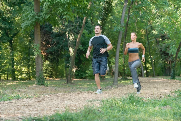 Giovane coppia jogging — Foto Stock