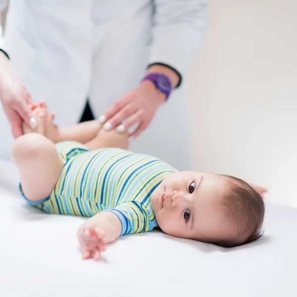 Pediatra examinando bebê bonito — Fotografia de Stock