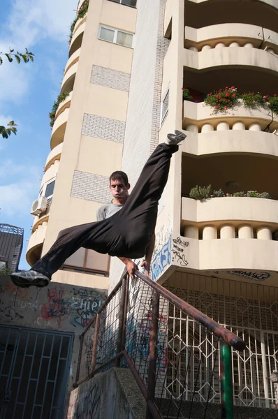 Parkour runner jumping over rail — Stock Photo, Image