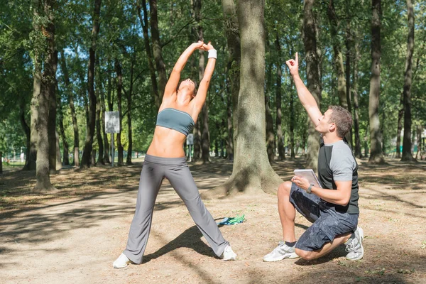 Ung kvinna motionerar — Stockfoto