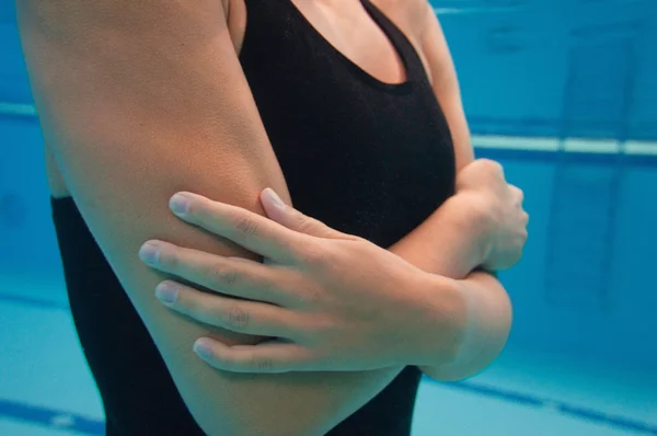 Vrouw in zwembad koud rillen — Stockfoto