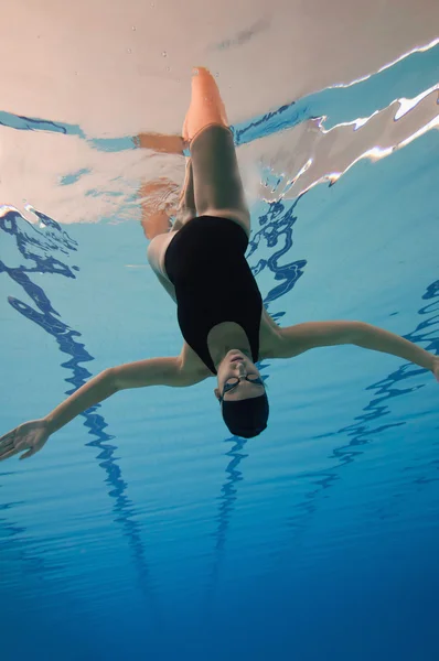 Synchronized swimmer performing figure — Stock Photo, Image