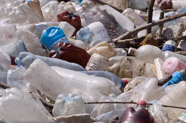 Plastflaskor på soptipp — Stockfoto