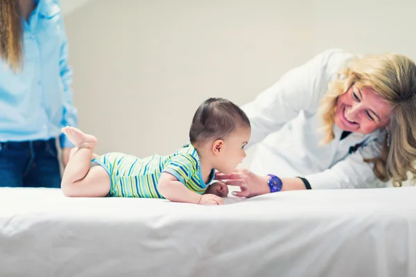 Gyermekorvos vizsgáló aranyos baba — Stock Fotó