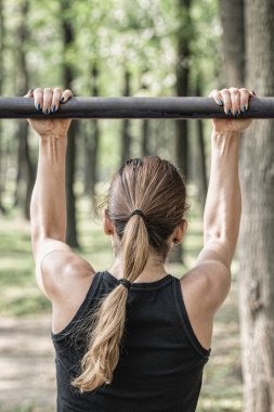 Barfiks çekmek yapıyor erkek 