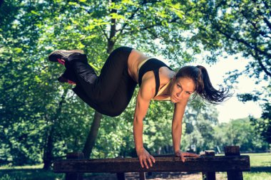 Kadın atlet geçiş Engelli