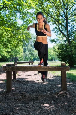 Fitness alanı üzerinde kadın atlet