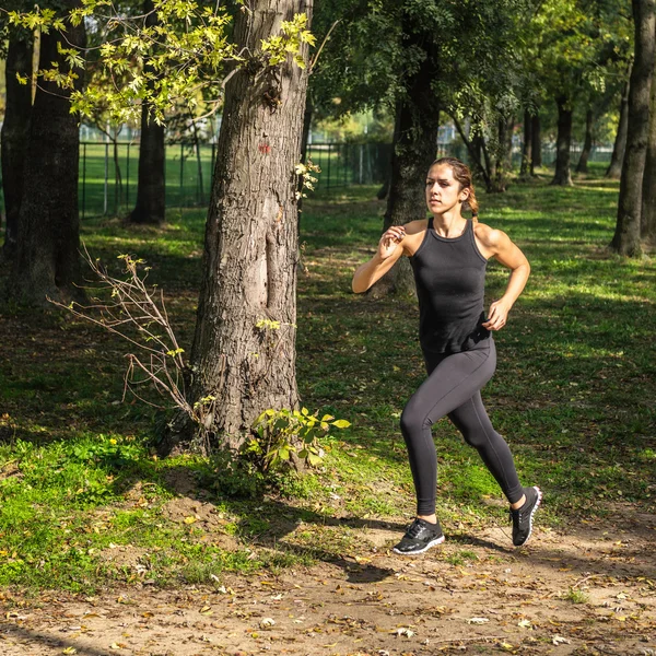 Atleet joggen in het park — Stockfoto