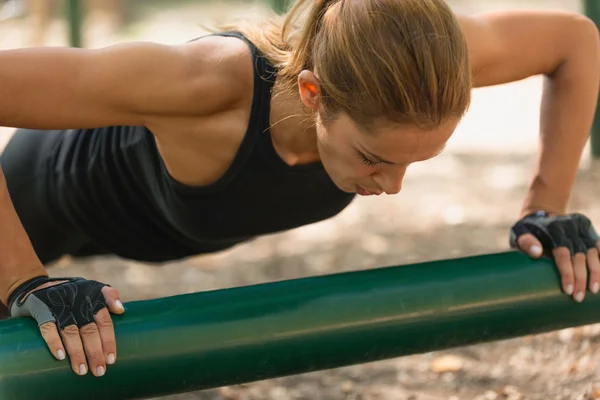 Atlete, push-ups doen — Stockfoto