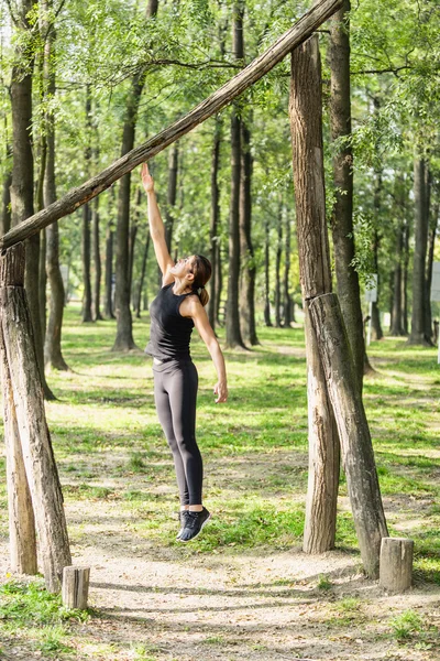 女性アスリートのフィットネス トレイルにジャンプ — ストック写真