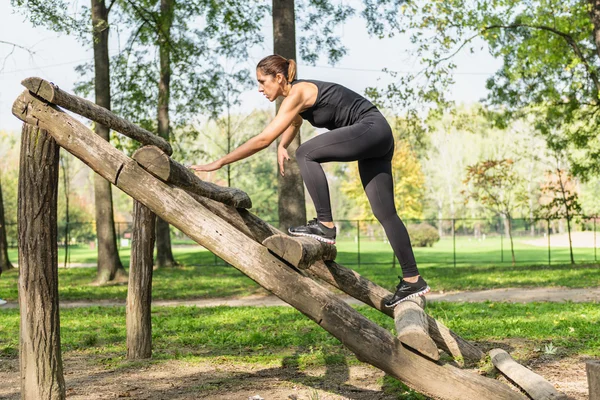 Atleta do sexo feminino que atravessa barreiras — Fotografia de Stock