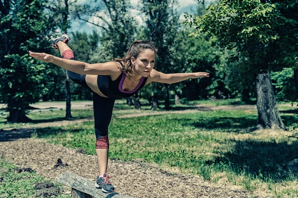 Atleta feminina balanceamento — Fotografia de Stock
