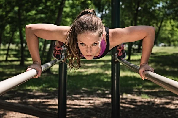 Atleta haciendo flexiones en las barras —  Fotos de Stock