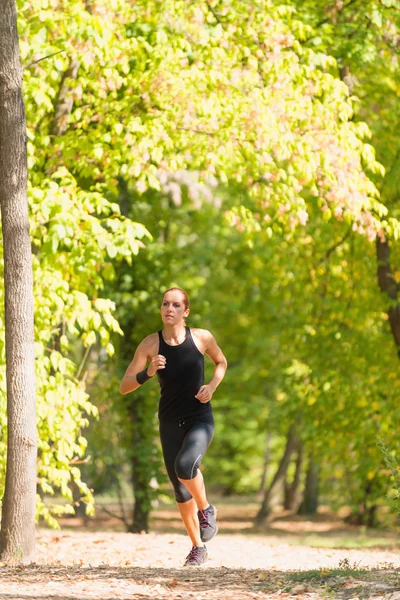 Jovem mulher Jogging — Fotografia de Stock