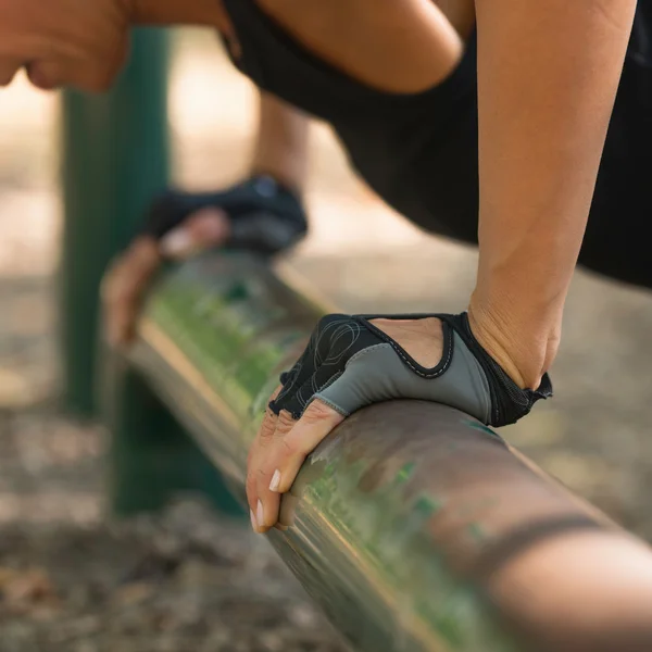 Manos femeninas haciendo flexiones — Foto de Stock