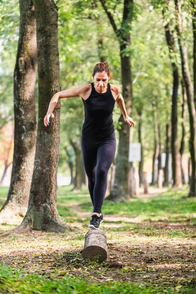 Athlète féminine sur parcours d'obstacles — Photo