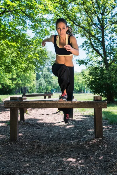 Kvinnliga idrottare på fitness trail — Stockfoto