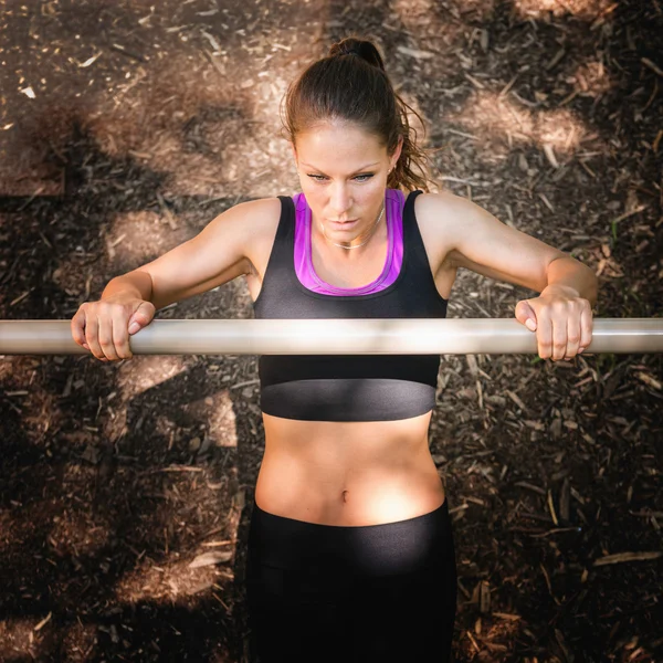 Wanita melakukan pull up — Stok Foto