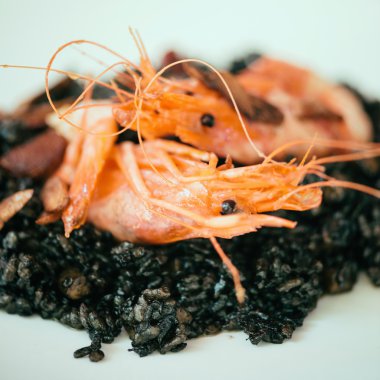 Pirinç ile İspanyol deniz ürünleri yemek 