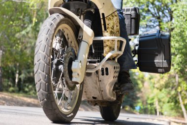 Orman yolu üzerinde motosiklet binici