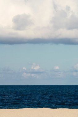 kum okyanus plaj üzerinde bulutlu