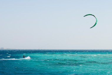 Deniz uçurtma sörfçü