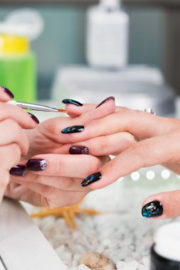 Tırnak salonu manikürcü çalışma
