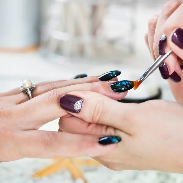 Nail salon manikyr arbetar — Stockfoto