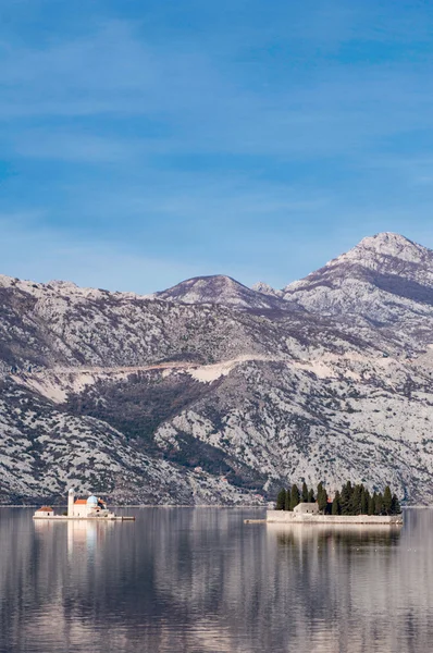 Kyrkan öar i Kotor Bay — Stockfoto