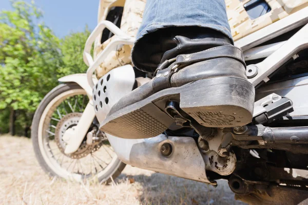 Perna de motociclista na bota suja — Fotografia de Stock