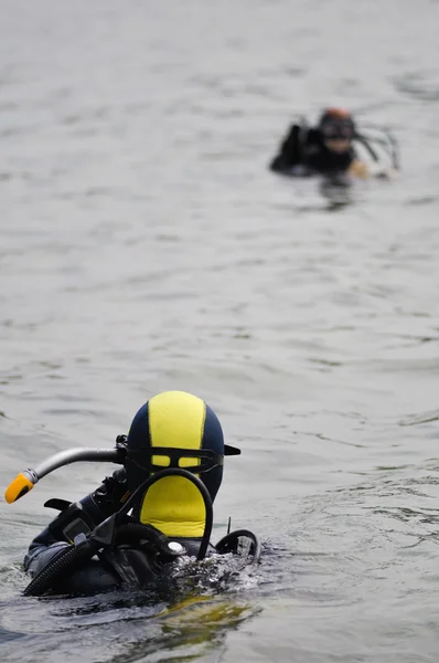 Mergulhadores de lago na superfície da água — Fotografia de Stock