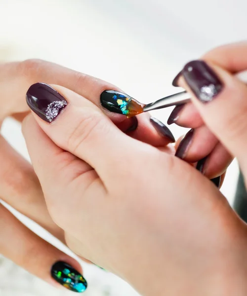 Manicura que trabaja con la mano del cliente — Foto de Stock