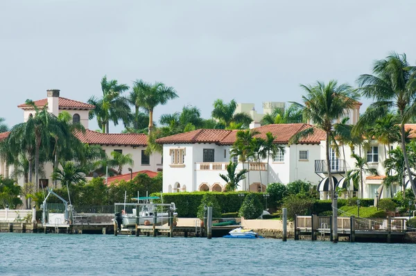 Luxurious waterfront mansions — Stock Photo, Image