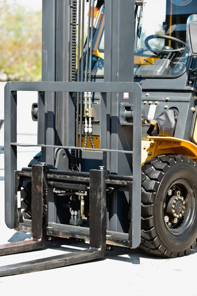 Empty industrial forklift — Stock Photo, Image