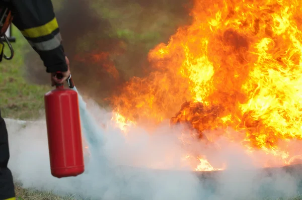 Apagando fuego usando extintor — Foto de Stock