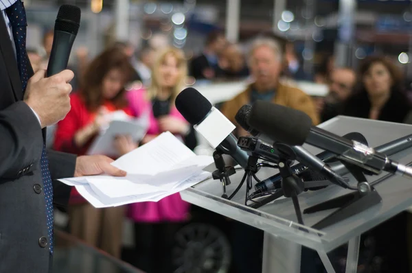 Redner bei Pressekonferenz — Stockfoto