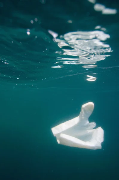 海の表面の下のビニール袋 — ストック写真