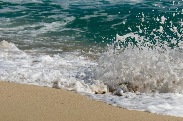 Fröccsenő hullám partra homokos strand — Stock Fotó