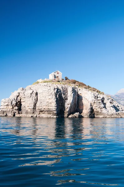 Pequeña casa en isla rocosa —  Fotos de Stock